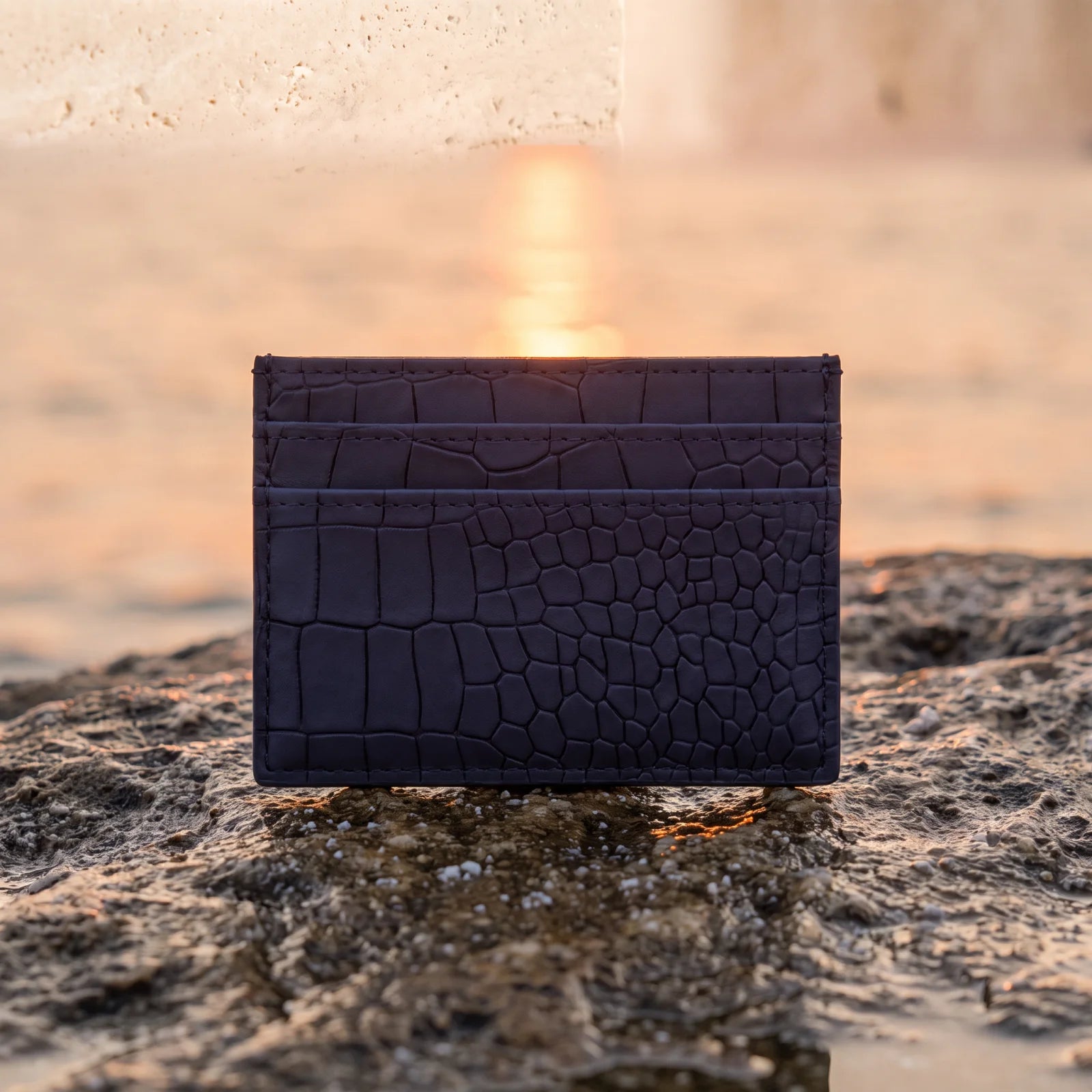 Cardholder Nocturne — Navy-Kroko am Küstenfels bei Abendlicht